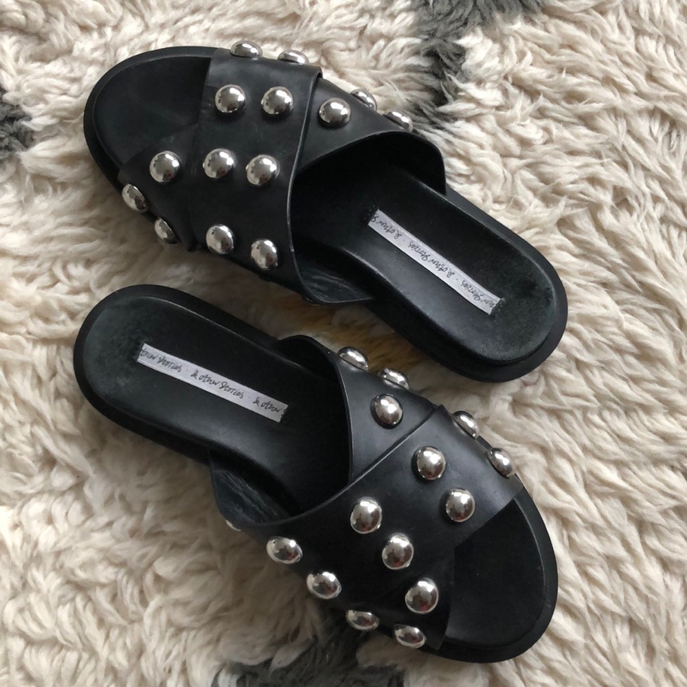 Leather sandals with studs